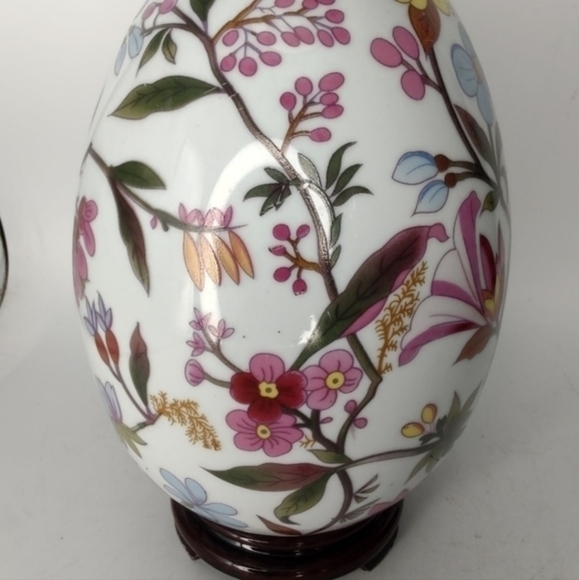 Large Asian inspired porcelain floral egg - Picture 3 of 7